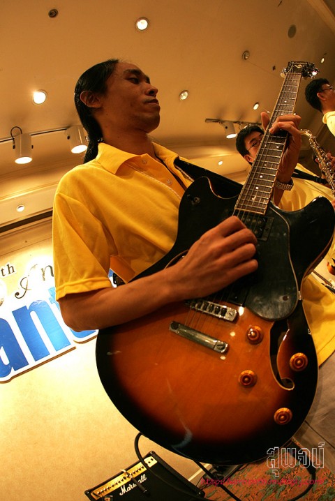 Pop มือกีตาร์