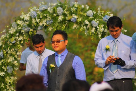 เจ้าบ่าวและเพื่อนรอขบวนเจ้าสาว