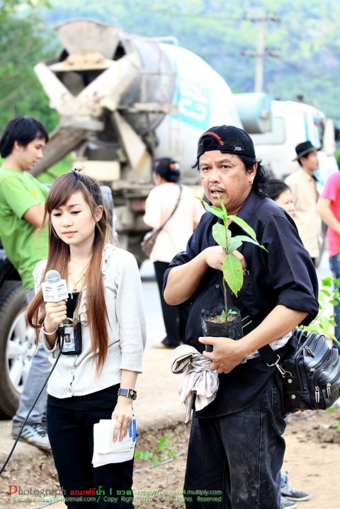 Moo, Pongthep Kradonchamnarn, Thai Artists who love the trees (credit pantip>ratchada  แถมฟรีน้ำ 1 ขวด )