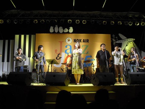 วง iHear Band บนเวทีคอนเสิร์ต NokAir Chiangmai