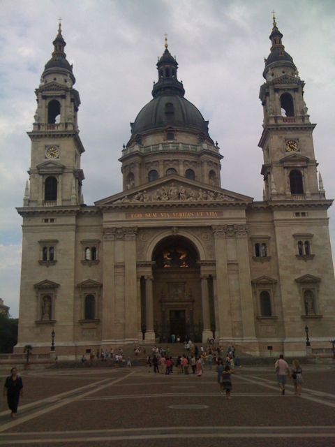 โบสถ์ St. Stephen's Basilica สร้างเป็นเกียรติแด่กษัตริย์ Stephen I of Hungary